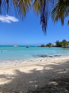 Plage privée de Pereybère avec vue sur le lagon turquoise de l'île Maurice