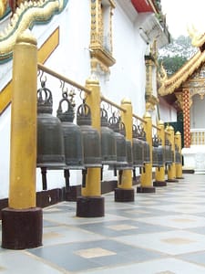 Alignement de cloches traditionnelles dans un temple bouddhiste en Thaïlande